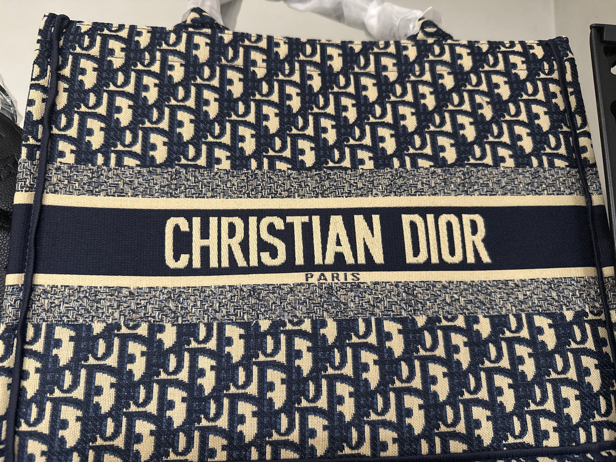 Blue Christian Dior hands bags with wallets